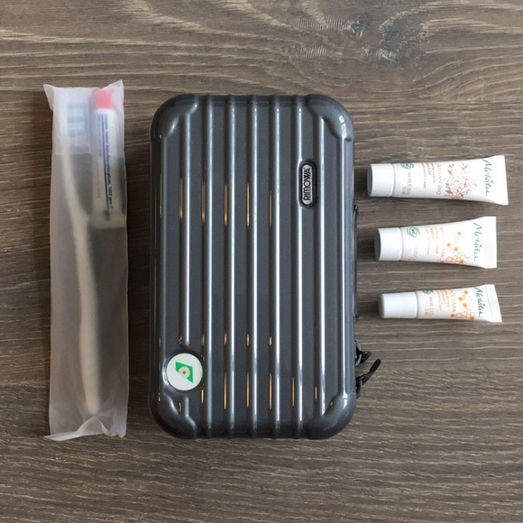 rimowa travel kit